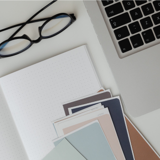 KAVIE. Studio Marketing Branding Design – Farbauswahlkarten auf Schreibtisch