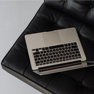 KAVIE. Studio Marketing Branding Design – Laptop auf schwarzen Lederstuhl