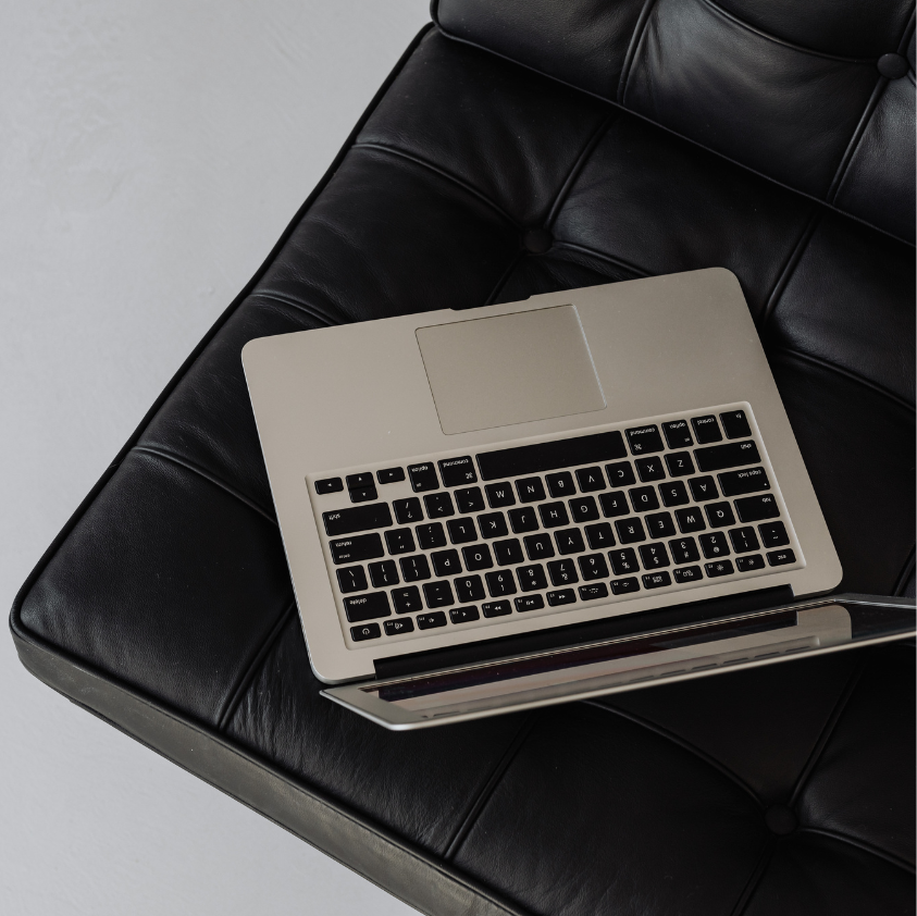 KAVIE. Studio Marketing Branding Design – Laptop auf Lederstuhl